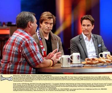(l-r) Fernsehmoderator Waldemar Waldi Hartmann ( GER ) Sänger Andreas Campino Frege ( GER Die Toten Hosen ) und Fernsehmoderator Sven Lorig ( GER ) anläßlich der ARD Sport-Talkrunde Waldis EM Club am 15.06.2012 vor dem Porticus des Bayerischen Bahnhofs in Leipzig.