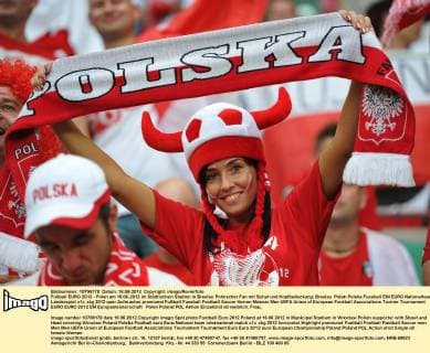 Fußball EURO 2012 - Polen am 16.06.2012 im Städtischen Stadion in Breslau Polnischer Fan mit Schal und Kopfbedeckung