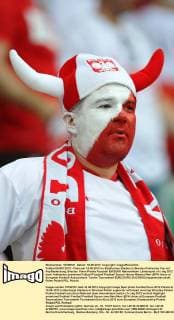 Fußball EURO 2012 - Polen am 16.06.2012 im Städtischen Stadion in Breslau Polnischer Fan mit Kopfbedeckung