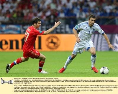 FUSSBALL - EURO 2012, GRE vs RUS WARSCHAU,POLEN,16.JUN.12 - FUSSBALL - UEFA Europameisterschaft 2012 in Polen und der Ukraine, Länderspiel, Gruppenphase, Griechenland vs Russland. Bild zeigt Alan Dzagoev (RUS) und Giannis Maniatis (GRE). 