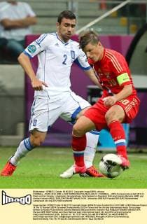 FUSSBALL - EURO 2012, GRE vs RUS WARSCHAU,POLEN,16.JUN.12 - FUSSBALL - UEFA Europameisterschaft 2012 in Polen und der Ukraine, Länderspiel, Gruppenphase, Griechenland vs Russland. Bild zeigt Giannis Maniatis (GRE) und Andrey Arshavin (RUS). 