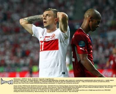 16.06.2012 WROCLAW - STADION MIEJSKI ( WROCLAW POLAND MUNICIPIAL STADIUM) UEFA EURO 2012 ( EUROPEAN CHAMPIONSHIPS UEFA EURO 2012 ) ( GAME CZECH REPUBLIC - POLAND ) NZ : KAMIL GROSICKI (L) THEODOR GEBRE SELASSIE (R) SMUTEK ZMARNOWANA OKAZJA -  20120616CSJP3016