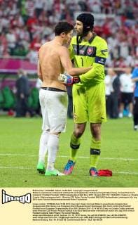 Robert Lewandowski enttäuscht enttäuscht nach Spielende Enttaeuschung Enttäuschung, Torwart Petr Cech tröstend Fußball Fussball EM Europameisterschaft Euro 2012 Saison 2011 12 14.06.2012 Italien vs. Kroatien Croatia Nationalmannschaft