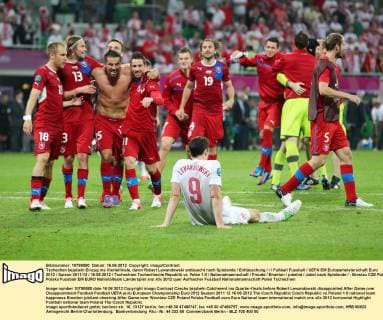 Tschechen bejubeln Einzug ins Viertelfinale, davor Robert Lewandowski enttäuscht nach Spielende Enttäuschung Fußball Fussball UEFA EM Europameisterschaft Euro 2012 Saison 2011 12 16.06.2012 Tschechien Tschechische Republik vs. Polen 1:0 Nationalmannschaft Freude Emotion jubelnd Jubel nach Spielende