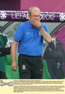 Trainer Franciszek Smuda nachdenklich enttäuscht Enttäuschung Fußball Fussball UEFA Europameisterschaft Euro 2012 Saison 2011 12 16.06.2012 Tschechien Tschechische Republik vs. Polen Nationalmannschaft Portrait Porträt Portraet Einzelbild close up