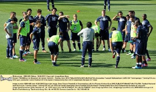 Cesare PRANDELLI im Gespräch mit seinen Spielern - Krakau, Euro 2012 allexsabba