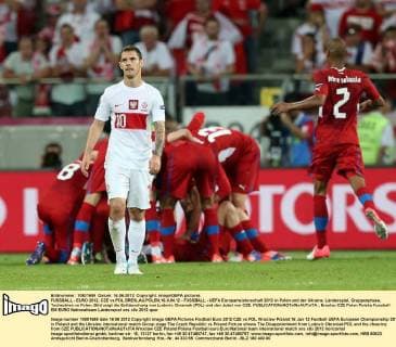 FUSSBALL - EURO 2012, CZE vs POL BRESLAU,POLEN,16.JUN.12 - FUSSBALL - UEFA Europameisterschaft 2012 in Polen und der Ukraine, Länderspiel, Gruppenphase, Tschechien vs Polen. Bild zeigt die Enttäuschung von Ludovic Obraniak (POL) und den Jubel von CZE. 
