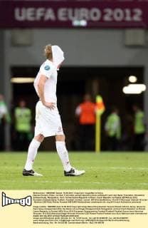 Damien Perquis, Polen, mit dem Trikot über seinem Gesicht schwer enttäuscht nach dem Spiel, Freisteller, Einzelbild, Enttäuschung, Resignation, hoch Tschechische Republik vs Polen, Czech Republic vs Poland UEFA-Euro 2012, European Championship, Fußball, Fussball, football, soccer, EM Wroclaw Breslau, 16.6.2012 Municipal Stadium Wroclaw