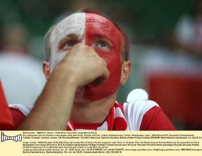 Ein polnischer Fan mit Tränen in den Augen nach dem Spiel, Porträt, Portrait, Trauer, Enttäuschung, Tränen, Resignation, quer - UEFA-Euro 2012, European Championship, Fußball, Fussball, football, soccer, EM Wroclaw Breslau, 16.6.2012 Municipal Stadium Wroclaw