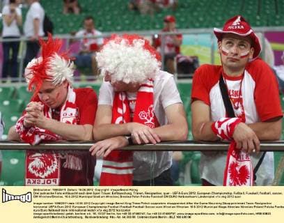 Drei polnische Fans enttäuscht nach dem Spiel Trauer, Enttäuschung, Tränen, Resignation, quer - UEFA-Euro 2012, European Championship, Fußball, Fussball, football, soccer, EM Wroclaw Breslau, 16.6.2012 Municipal Stadium Wroclaw