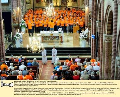 Obdam - Oranje Fans der Niederlande bei einem Gottesdienst hinsichtlich des entscheidenden Gruppenspiels bei der Euro 2012 - xVIxNovumxREINxVANxZANENxIVx 980667