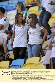 17.06.2012, Fussball Europameisterschaft 2012, Vorrunde Gruppe B, letztes Spiel, Deutschland, im EM-Stadion von Lviv (Lemberg). v.li: Silvia Meichel (li), Freundin von Mario Gomez und Jessica Farber (re), Freundin von Toni Kroos (Deutschland) auf der Tribüne.