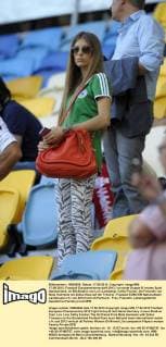 17.06.2012, Fussball Europameisterschaft 2012, Vorrunde Gruppe B, letztes Spiel, Deutschland, im EM-Stadion von Lviv (Lemberg). Cathy Fischer, die Freundin von Mats Hummels mit Zebra-Hose auf der Tribüne.