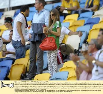 17.06.2012, Fussball Europameisterschaft 2012, Vorrunde Gruppe B, letztes Spiel, Deutschland, im EM-Stadion von Lviv (Lemberg). Cathy Fischer, die Freundin von Mats Hummels schaut auf ihr iPhone.