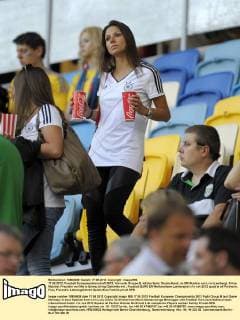 17.06.2012, Fussball Europameisterschaft 2012, Vorrunde Gruppe B, letztes Spiel, Deutschland, im EM-Stadion von Lviv (Lemberg). Silvia Meichel, Freundin von Mario Gomez bringt Getränke mit.