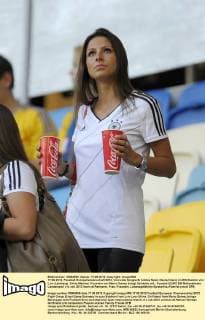 17.06.2012, Fussball Europameisterschaft 2012, Vorrunde Gruppe B, letztes Spiel, Deutschland, im EM-Stadion von Lviv (Lemberg). Silvia Meichel, Freundin von Mario Gomez bringt Getränke mit.