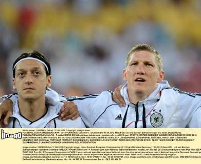 FUSSBALL EUROPAMEISTERSCHAFT 2012 VORRUNDE Dänemark - Deutschland 17.06.2012 Mesut Özil (li) und Bastian Schweinsteiger (re, beide Deutschland) 