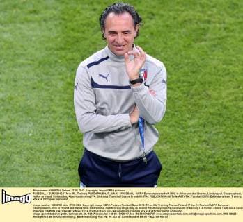 FUSSBALL - EURO 2012, ITA vs IRL, Training POSEN,POLEN,17.JUN.12 - FUSSBALL - UEFA Europameisterschaft 2012 in Polen und der Ukraine, Länderspiel, Gruppenphase, Italien vs Irland, Vorberichte, Abschlusstraining ITA. Bild zeigt Teamchef Cesare Prandelli (ITA). 