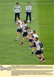 FUSSBALL - EURO 2012, ITA vs IRL, Training POSEN,POLEN,17.JUN.12 - FUSSBALL - UEFA Europameisterschaft 2012 in Polen und der Ukraine, Länderspiel, Gruppenphase, Italien vs Irland, Vorberichte, Abschlusstraining ITA. Bild zeigt Teamchef Cesare Prandelli (ITA) und die Spieler von ITA. 
