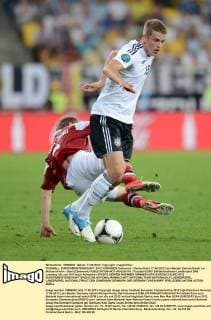FUSSBALL EUROPAMEISTERSCHAFT 2012 VORRUNDE Dänemark - Deutschland 17.06.2012 Lars Bender (Deutschland) vor Michael Krohn - Dehli (Dänemark) 