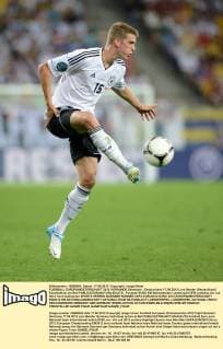 FUSSBALL EUROPAMEISTERSCHAFT 2012 VORRUNDE Dänemark - Deutschland 17.06.2012 Lars Bender (Deutschland) Einzelaktion am Ball 