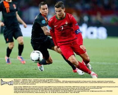 FUSSBALL - EURO 2012, POR vs NED KHARKIV,UKRAINE,17.JUN.12 - FUSSBALL - UEFA Europameisterschaft 2012 in Polen und der Ukraine, Länderspiel, Gruppenphase, Portugal vs Niederlande. Bild zeigt Gregory van der Wiel (NED) und Cristiano Ronaldo (POR). 