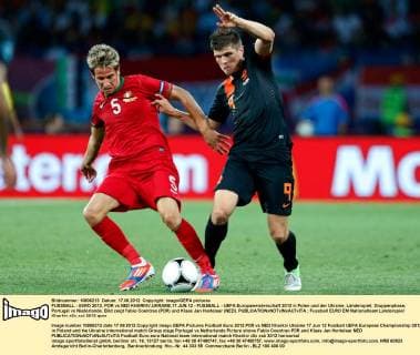 FUSSBALL - EURO 2012, POR vs NED KHARKIV,UKRAINE,17.JUN.12 - FUSSBALL - UEFA Europameisterschaft 2012 in Polen und der Ukraine, Länderspiel, Gruppenphase, Portugal vs Niederlande. Bild zeigt Fabio Coentrao (POR) und Klaas Jan Huntelaar (NED). 