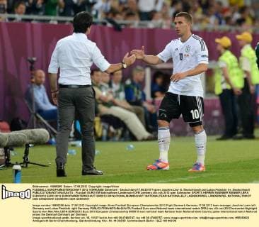 FUSSBALL EUROPAMEISTERSCHAFT 2012 VORRUNDE Dänemark - Deutschland 17.06.2012 Trainer Joachim Löw (li, Deutschland) und Lukas Podolski (re, Deutschland) 