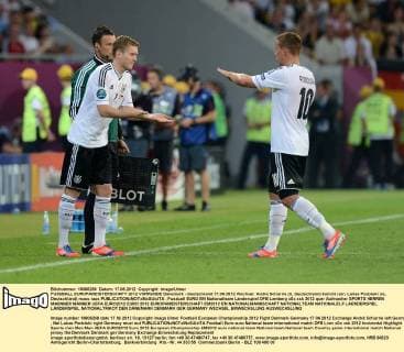 FUSSBALL EUROPAMEISTERSCHAFT 2012 VORRUNDE Dänemark - Deutschland 17.06.2012 Wechsel: Andre Schürrle (li, Deutschland) kommt rein, Lukas Podolski (re, Deutschland) muss raus 