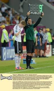 FUSSBALL EUROPAMEISTERSCHAFT 2012 VORRUNDE Dänemark - Deutschland 17.06.2012 Wechsel: Andre Schürrle (Deutschland) bereitet sich auf seine Einwechslung vor 