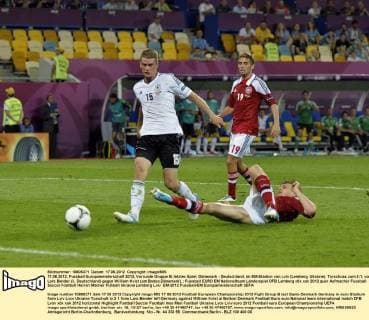 17.06.2012, Fussball Europameisterschaft 2012, Vorrunde Gruppe B, letztes Spiel, Dänemark - Deutschland, im EM-Stadion von Lviv (Lemberg, Ukraine). Torschuss zum 2:1, von Lars Bender (li, Deutschland) gegen William Kvist (am Boden,Dänemark).