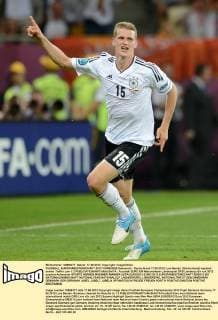 FUSSBALL EUROPAMEISTERSCHAFT 2012 VORRUNDE Dänemark - Deutschland 17.06.2012 Lars Bender (Deutschland) bejubelt seinen Treffer zum 1:2 