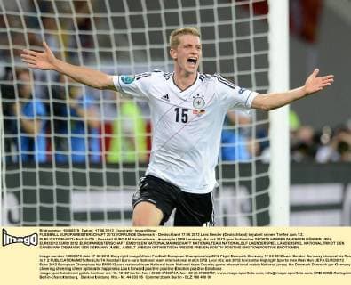 FUSSBALL EUROPAMEISTERSCHAFT 2012 VORRUNDE Dänemark - Deutschland 17.06.2012 Lars Bender (Deutschland) bejubelt seinen Treffer zum 1:2. 