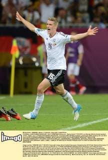 FUSSBALL EUROPAMEISTERSCHAFT 2012 VORRUNDE Dänemark - Deutschland 17.06.2012 Lars Bender (Deutschland) bejubelt seinen Treffer zum 1:2 