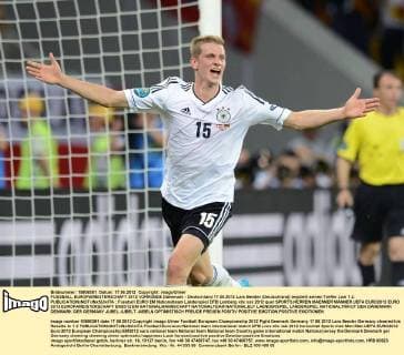 FUSSBALL EUROPAMEISTERSCHAFT 2012 VORRUNDE Dänemark - Deutschland 17.06.2012 Lars Bender (Deutschland) bejubelt seinen Treffer zum 1:2. 