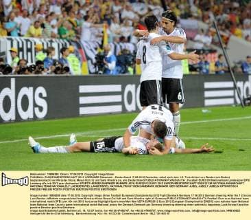 FUSSBALL EUROPAMEISTERSCHAFT 2012 VORRUNDE Dänemark - Deutschland 17.06.2012 Deutscher Jubel nach dem 1:2: Torschütze Lars Bender (am Boden) beglückwünscht von Miroslav Klose. Mesut Özil (li) und Sami Khedira (re, alle Deutschland) 