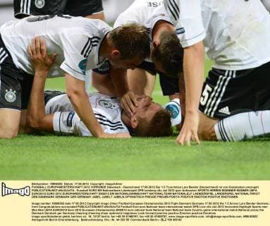 FUSSBALL EUROPAMEISTERSCHAFT 2012 VORRUNDE Dänemark - Deutschland 17.06.2012 Der 1:2 Torschütze Lars Bender (Deutschland) ist von Gratulanten umzingelt 