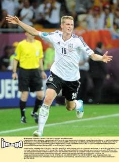 Fußball EURO 2012 Dänemark - Deutschland am 17.06.2012 in der Arena Lwiw in Lemberg Torjubel Deutschland zum 1:2 durch Lars Bender ( Deutschland )