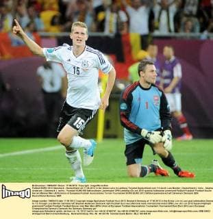 Fußball EURO 2012 Dänemark - Deutschland am 17.06.2012 in der Arena Lwiw in Lemberg Torjubel Deutschland zum 1:2 durch Lars Bender ( Deutschland ), links - Stephan Andersen ( Dänemark ), rechts