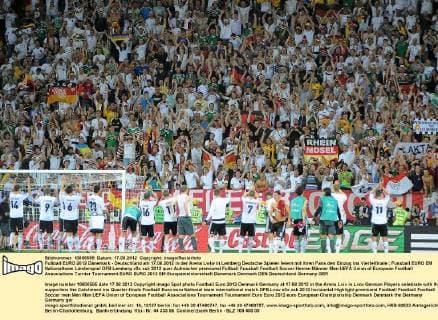 Fußball EURO 2012 Dänemark - Deutschland am 17.06.2012 in der Arena Lwiw in Lemberg Deutsche Spieler feiern mit ihren Fans den Einzug ins Viertelfinale