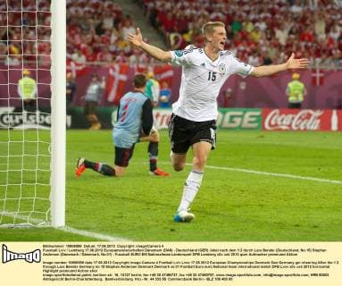 Fussball Lviv Lemberg 17.06.2012 Europameisterschaften Dänemark (DAN) - Deutschland (GER) Jubel nach dem 1:2 durch Lars Bender (Deutschland, No.15) Stephan Andersen (Dänemark Dänemark, No.01)