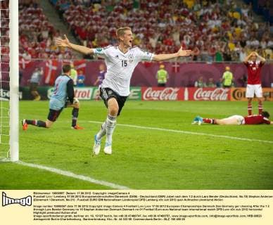 Fussball Lviv Lemberg 17.06.2012 Europameisterschaften Dänemark (DAN) - Deutschland (GER) Jubel nach dem 1:2 durch Lars Bender (Deutschland, No.15) Stephan Andersen (Dänemark Dänemark, No.01)
