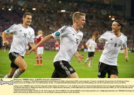 Fussball Lviv Lemberg 17.06.2012 Europameisterschaften Dänemark (DAN) - Deutschland (GER) Jubel nach dem 1:2 durch Lars Bender (Deutschland, No.15) Miroslav Klose (Deutschland, No.11) Mesut Özil Özil (Deutschland, No.08)