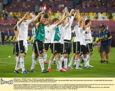 Fussball Lviv Lemberg 17.06.2012 Europameisterschaften Dänemark (DAN) - Deutschland (GER) Jubel Team Deutschland nach dem Spiel