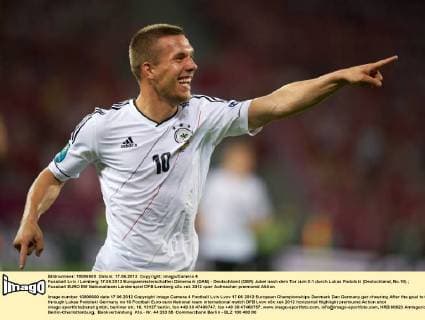 Fussball Lviv Lemberg 17.06.2012 Europameisterschaften Dänemark (DAN) - Deutschland (GER) Jubel nach dem Tor zum 0:1 durch Lukas Podolski (Deutschland, No.10)