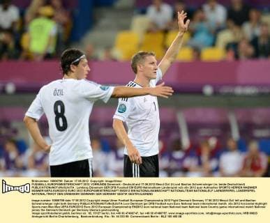 FUSSBALL EUROPAMEISTERSCHAFT 2012 VORRUNDE Dänemark - Deutschland 17.06.2012 Mesut Özil (li) und Bastian Schweinsteiger (re, beide Deutschland) 