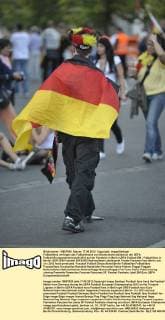 Fußballfans verfolgen das Fußballmatch von Deutschland anlässlich der UEFA Fußball-Europameisterschaft 2012 auf der Fanmeile in Berlin UEFA Fußball EM - Fußballfans in Berlin