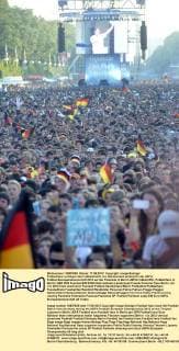 Fußballfans verfolgen das Fußballmatch von Deutschland anlässlich der UEFA Fußball-Europameisterschaft 2012 auf der Fanmeile in Berlin UEFA Fußball EM - Fußballfans in Berlin
