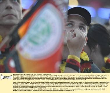 Fußballfans verfolgen das Fußballmatch von Deutschland anlässlich der UEFA Fußball-Europameisterschaft 2012 auf der Fanmeile in Berlin UEFA Fußball EM - Fußballfans in Berlin