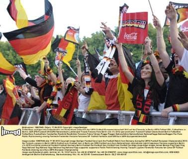 Fußballfans verfolgen das Fußballmatch von Deutschland anlässlich der UEFA Fußball-Europameisterschaft 2012 auf der Fanmeile in Berlin UEFA Fußball EM - Fußballfans in Berlin